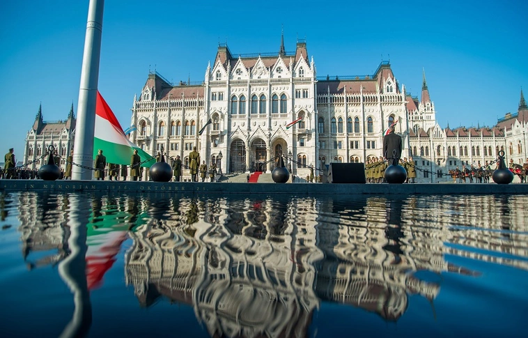 Félárbócon a nemzeti lobogó a Parlament előtt