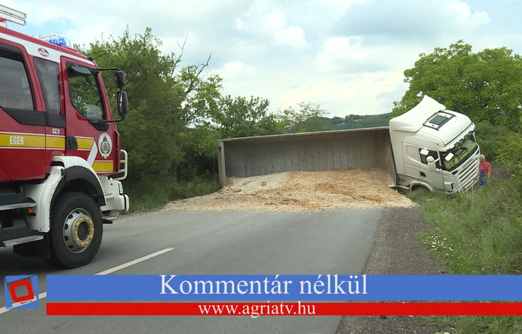 Felborult egy követ szállító teherautó Egerben, szállítmánya az útra borult