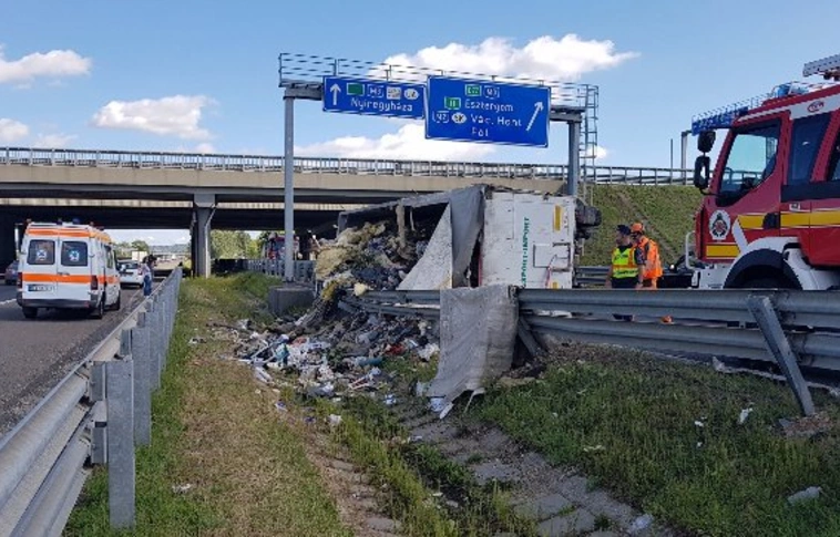 Felborult egy román kamion, teljes szélességében lezárták az M3-ast