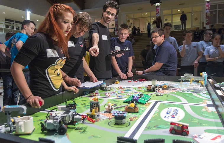 Robotépítő és programozó versenyt rendeztek Miskolcon
