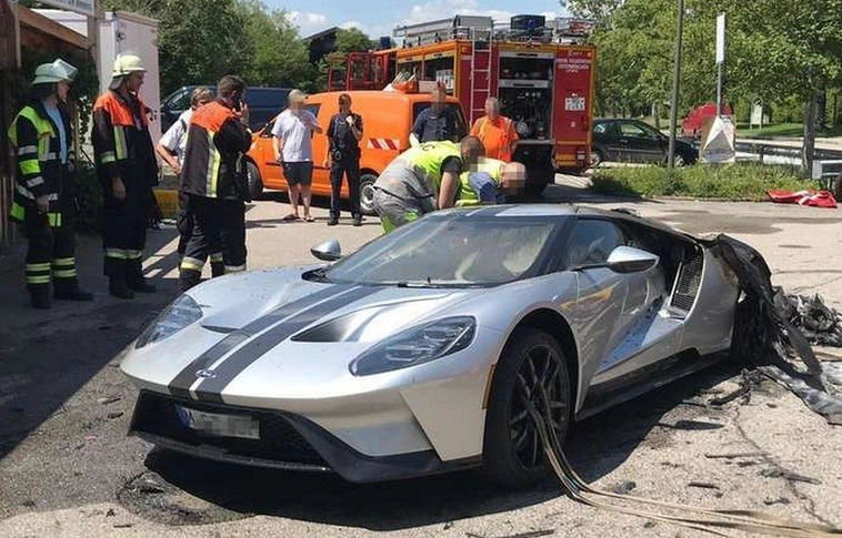 Nem szép látvány: gyönyörű sportautó semmisült meg