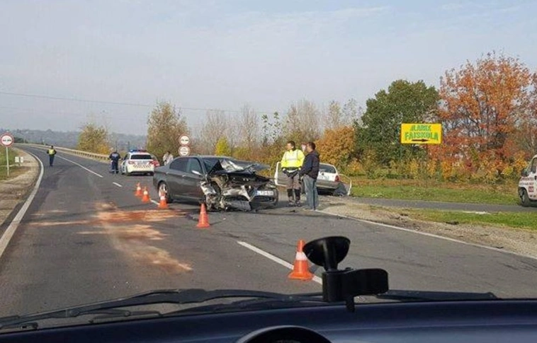 Autójába szorult sérültet mentettek a tűzoltók a 35-ösön történt balesetnél
