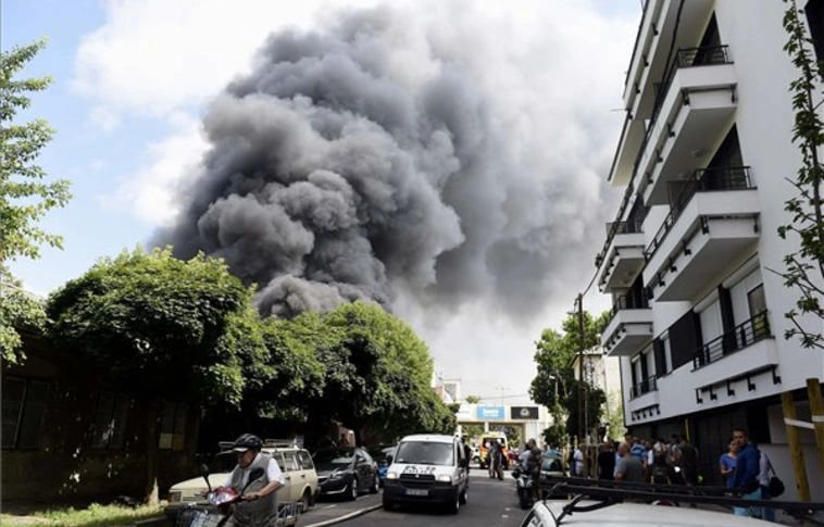 Óriási füst csapott fel egy műszaki berendezéseket tároló raktárépületben