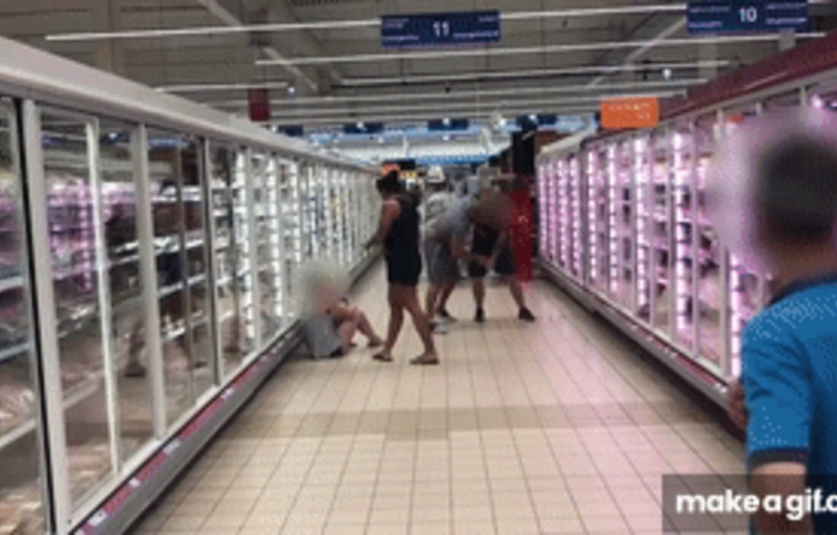 Ez a szerelem! – Egymásba kapaszkodott két gyúrós srác egy nagyáruházban