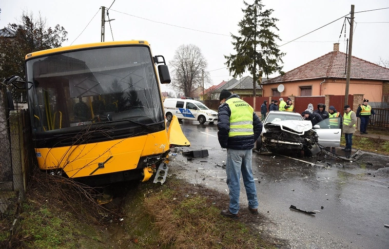 Halálos áldozata is van a szombat reggeli buszbalesetnek