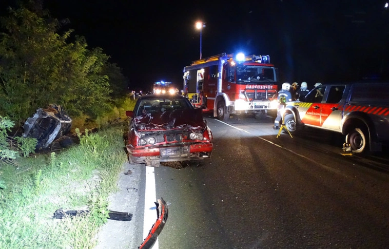 Megrázó fényképek a helyszínelésről: három ember égett halálra egy felborult autóban
