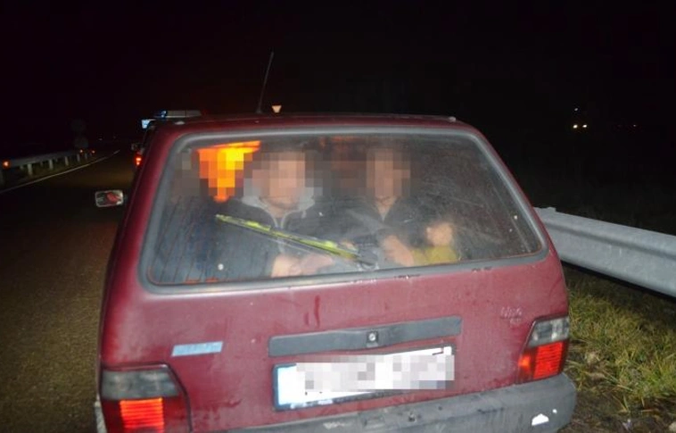 Hatan utaztak egy kétszemélyes autóban, a rendőrök lekapcsolták őket