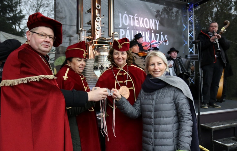 Bizonyították a pálinka jótékony hatását a Becherovka Miskolci Farsangon (Képgalériával!)