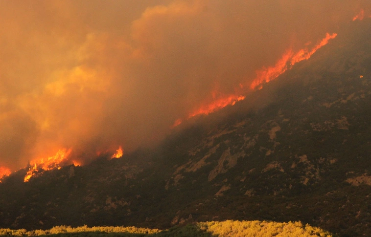 Kaliforniában ezrek menekülnek a bozóttüzek elől