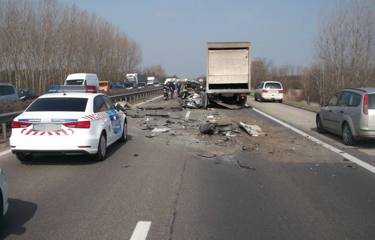 Apró darabokra törte a BMW-t egy kamion az M5-ösön