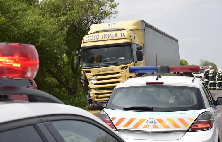 Vádat emeltek a tavaly az M5-ösön igazoltató rendőröket elsodró kamionsofőr ellen