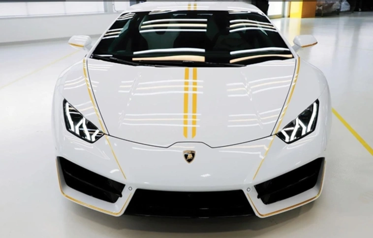 Elárverezik Ferenc pápa galambfehér Lamborghinijét