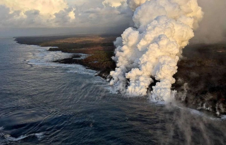 Láva (!) zuhant egy turistahajóra Hawaiin, sokan megsérültek