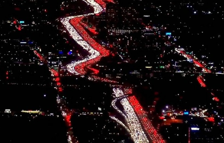 Gyönyörű „fénykígyó” kanyargott a Los Angeles-i sztrádán