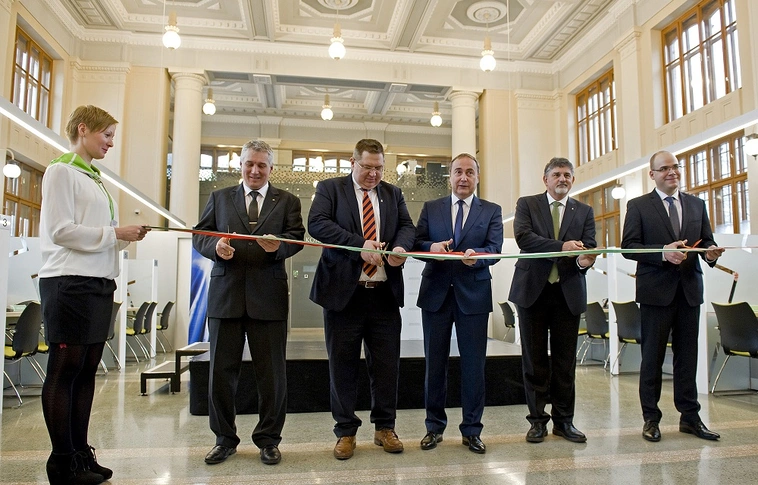 A Nyugati és a Keleti pályaudvar épületében is kormányablak segíti az utasokat