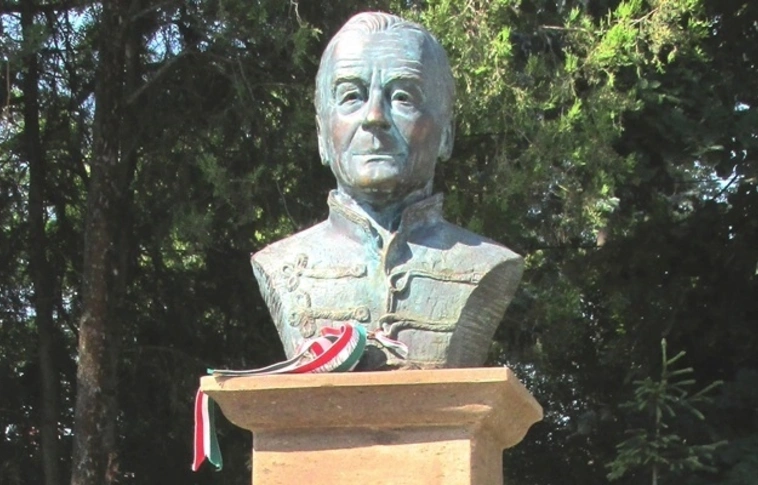 Megrongálták Wass Albert szobrát