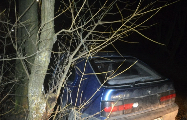 Csoda, hogy ennyivel megúszták – Az Avasi kilátó melletti erdőbe hajtott autójával