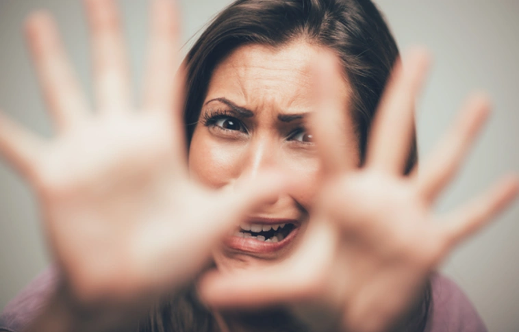 Fényes nappal erőszakoltak meg egy fiatal nőt Veresegyházán