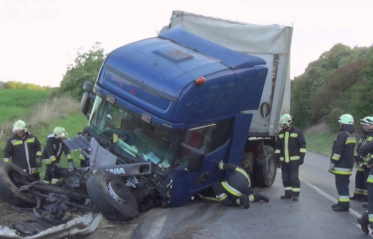 Nyerges vontató és autó ütközött az M3-ason, egy ember meghalt a balesetben