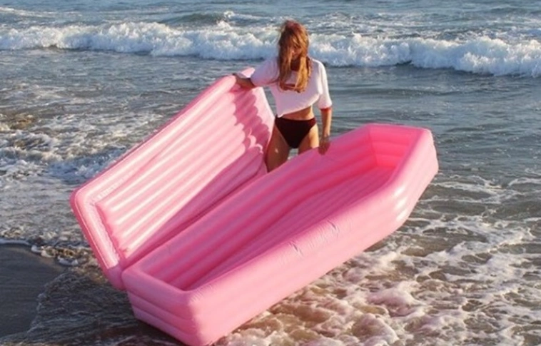 Nem tudtuk, mi hiányzik még: pink koporsó-gumimatrac a strandra!