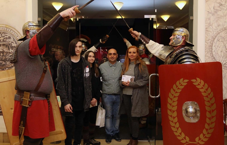 Az ötezredik látogatót köszöntötték a miskolci Seuso-kiállításon!