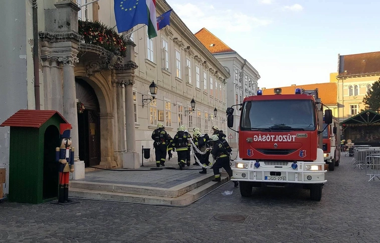 Robbanás miatt kiürítették a székesfehérvári városházát