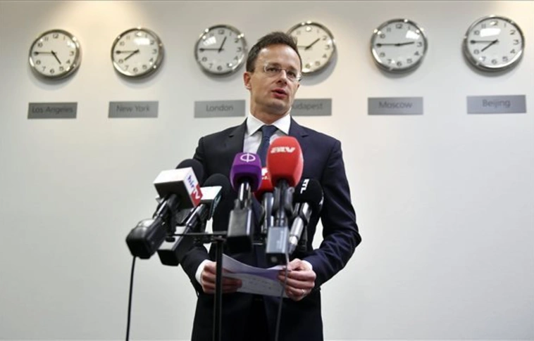 Szijjártó: a magyar kormány kitart migrációs politikája mellett