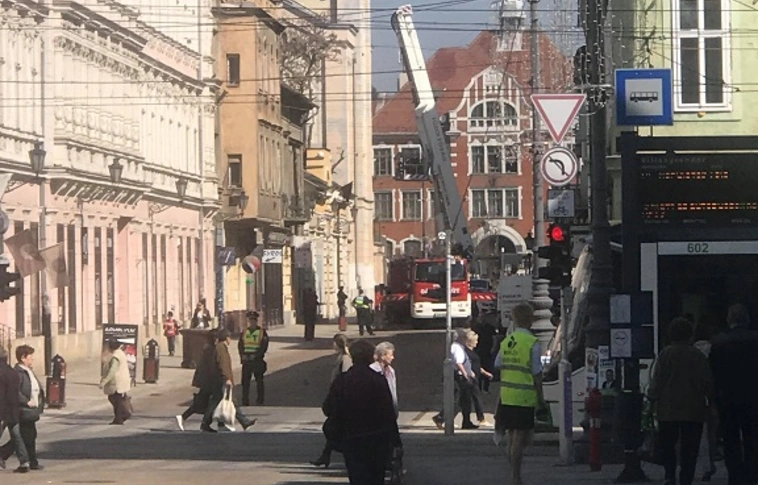 Létrás autóval vonultak ki a tűzoltók a Kazinczy utcára