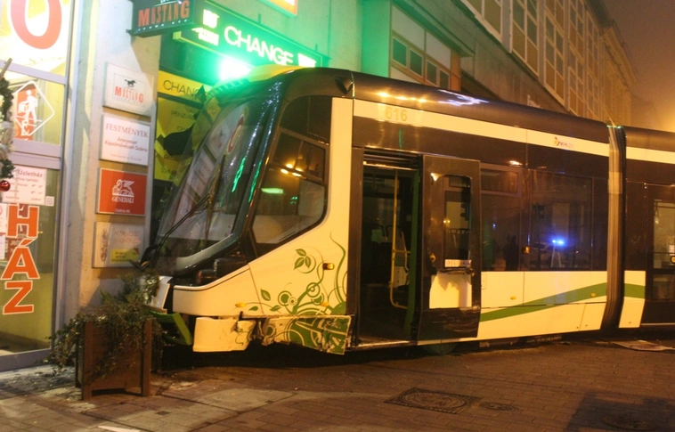 Kisiklott a villamos az ütközés miatt – elítélték a szabálytalanul közlekedő vádlottat