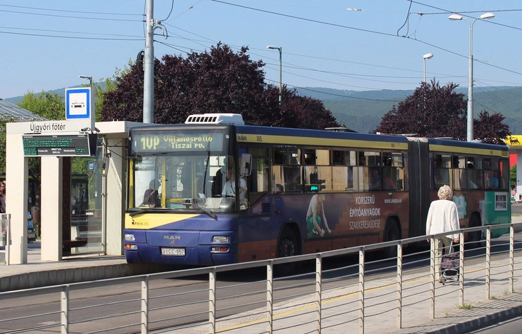 Villamospótló autóbusz közlekedik az Operafesztivál nyitóünnepsége idején