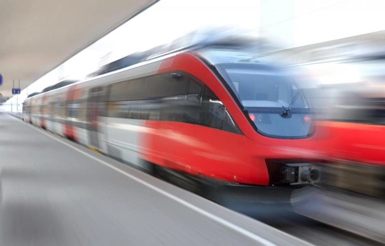Gázolás és fakidőlés miatt késnek a miskolci vonatok