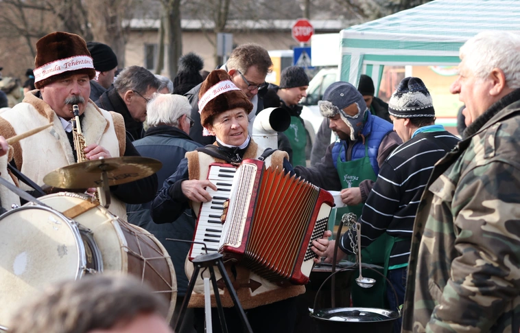 Finom falatok, ínycsiklandó borok várták az érdeklődőket a Görömbölyi Forralt Bor és Tepertő Napon
