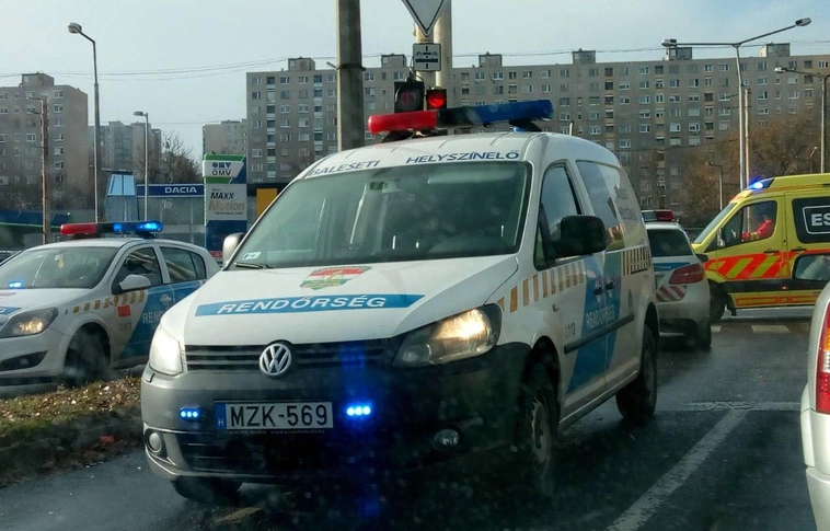 Nagy baleset a tapolcai elágazásnál - mentők, rendőrök a helyszínen