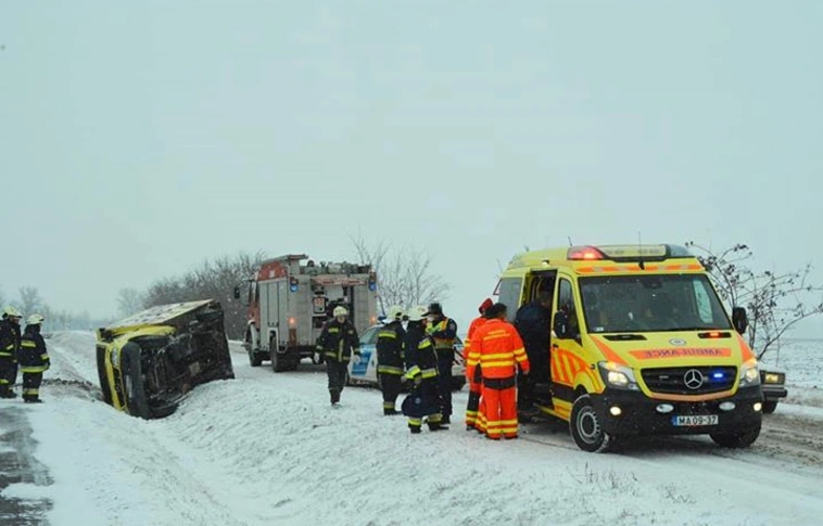 A szélvédőn keresztül szabadították ki az árokba borult kisteherautó sofőrjét