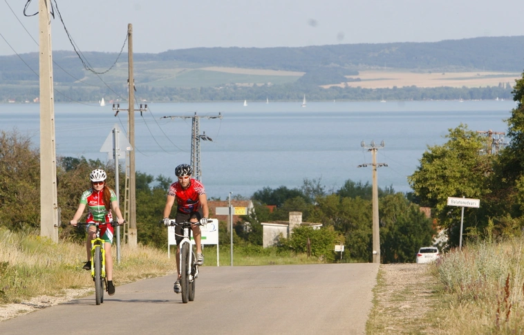 Jövőre elkezdődik a balatoni kerékpáros körút átfogó fejlesztése