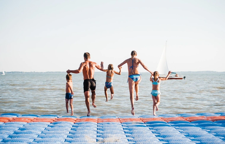 Akadnak, akik a kocsijukban alszanak – Még népszerűbb a Balaton a nagy melegben