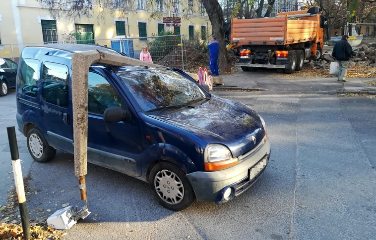 Villanyoszlop dőlt egy autóra a Szemere kertnél, egy anyuka megsérült (Képgalériával!)