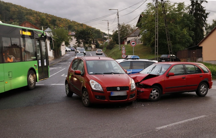 Közlekedési baleset a Hidegsoron, mentő is volt a helyszínen (Képgalériával!)