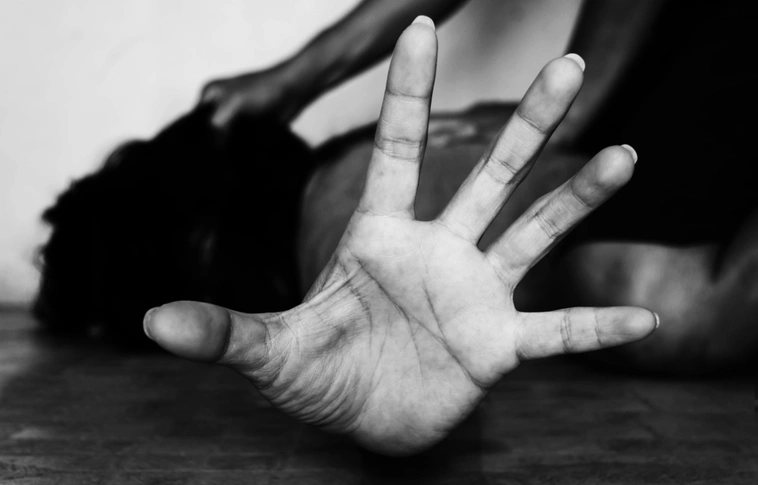 Egy buszmegállóban verte össze ismerősét az idős nő