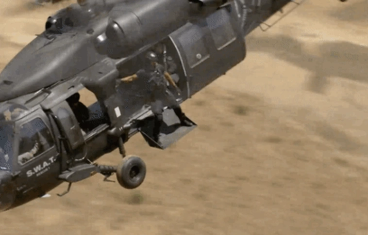 Akciófilmbe illő jelenetek Los Angelesben: Black Hawk helikopterek a városban! (Videóval)