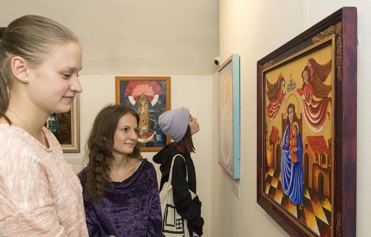 „Fűzérre fűzi a magyar közösségeket” a Miskolcra megérkező Boldogasszony-kiállítás