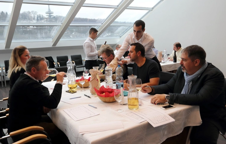 Milyen nedű kerüljön az ünnepi asztalra? – Borversennyel segítettek a választásban Miskolcon (Képgalériával)