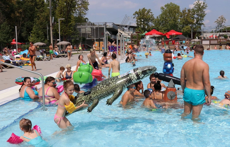 Vörös kód, tombol a nyár: egy órával tovább tartanak nyitva a strandok Miskolcon