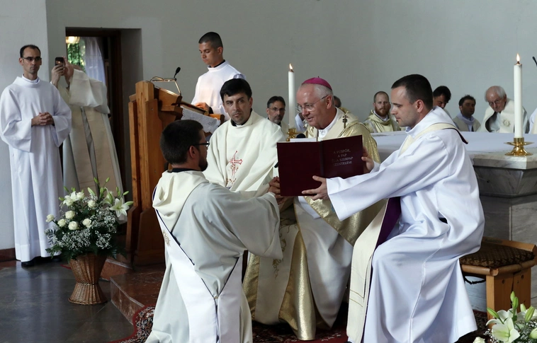 Pappá szentelték Elek Lászlót (Képgalériával!)