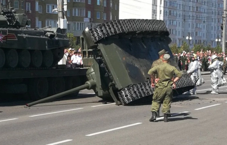 Kurszkot „túlélte”, most egy katonai parádén borították fel a T-34-est (Videóval!)