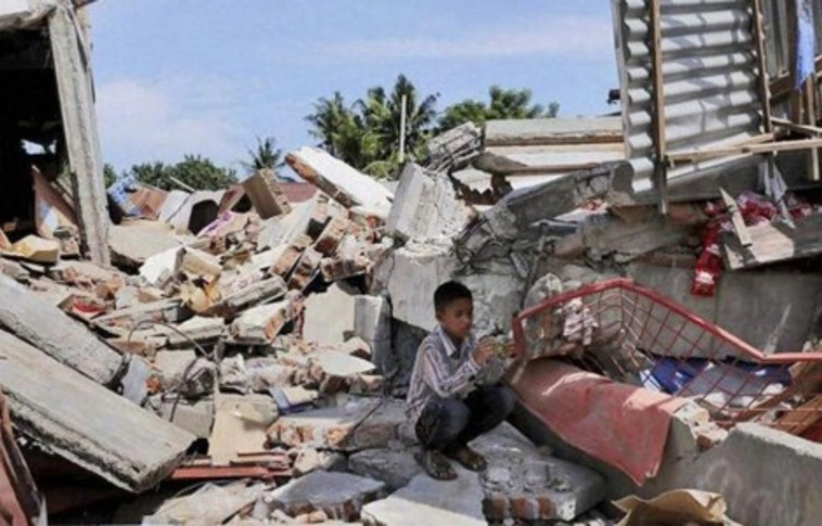 Rengeteg áldozata van a szökőárnak és pusztító földrengésnek Indonéziában (Videóval!)