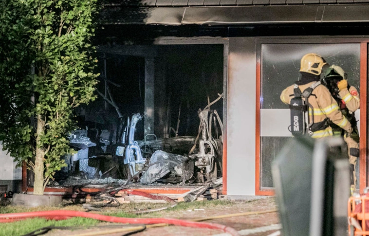 Gázpalackokkal megpakolt autóval hajtott bele a városháza épületébe