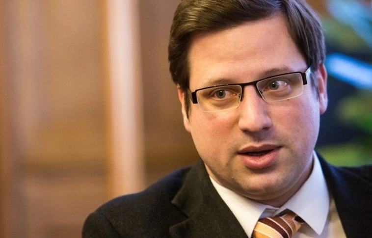 Karambolozott a Gulyás Gergelyt szállító autó