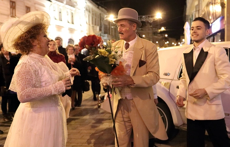 Tiszta Amerika! – Hófehér limuzinnal érkezett Dolly a Miskolci Nemzeti Színházba