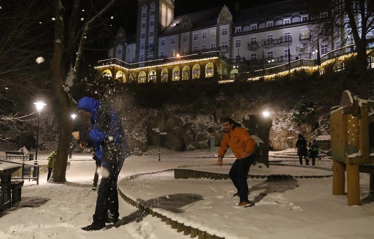 Fehérbe borult Miskolc, képeken az idei tél második havazása (Képgalériával!)